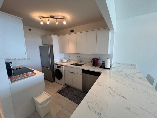 Building Photo - 100 Lincoln Rd