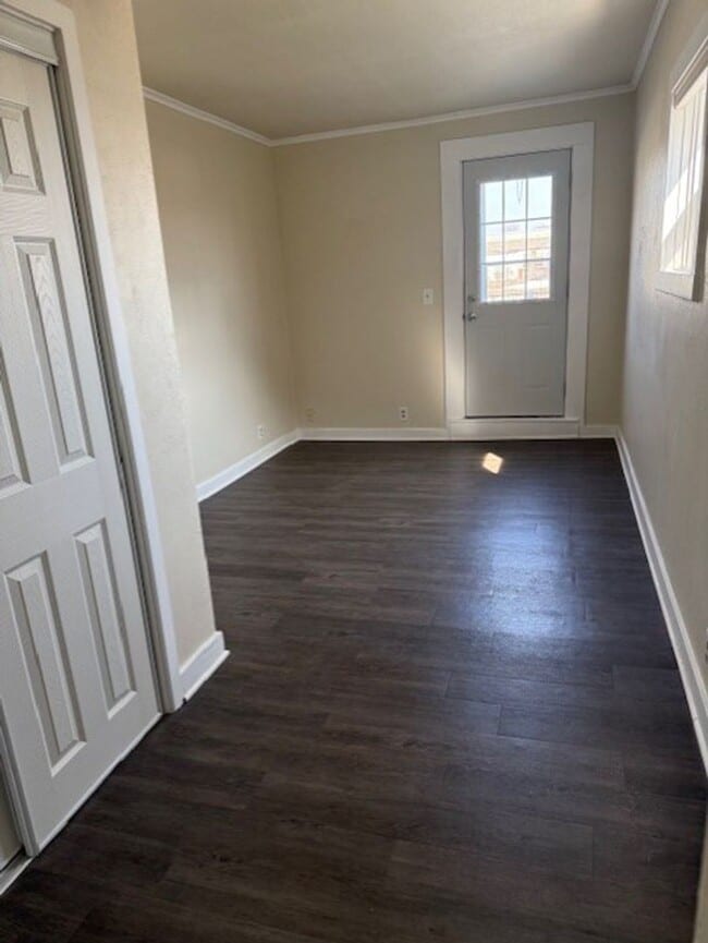 Building Photo - Updated Upper 3 Bedroom Unit for Rent in Downtown West Bend