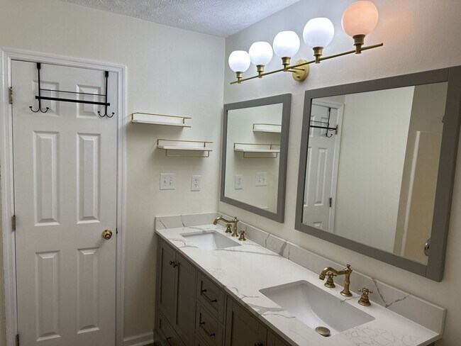 Building Photo - 112 Teal Lake Dr