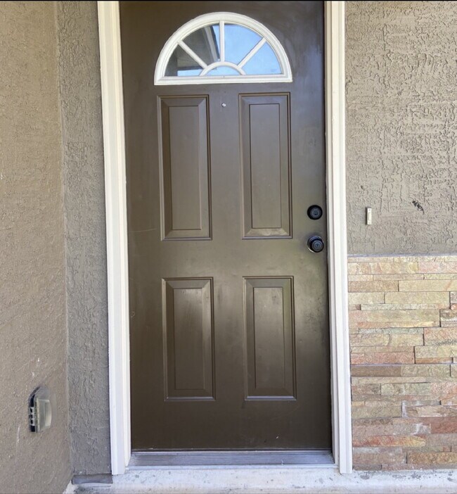 Building Photo - "Spacious 3-Bed Condo with Granite Countertops & 2.5 Baths in Prime San Antonio Location!"