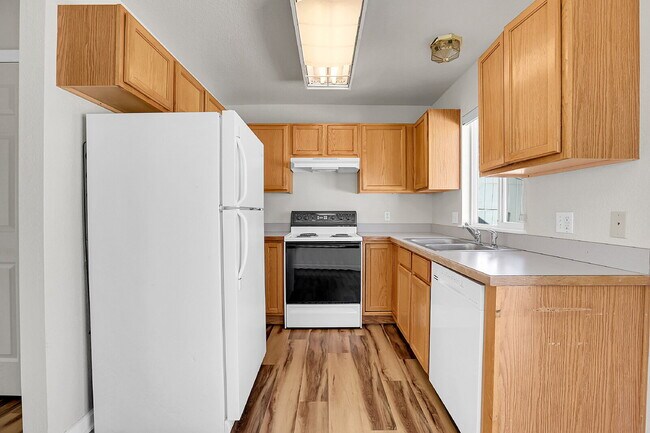 Building Photo - $2,350.00, 3 Bed, 2 bathroom located in De...