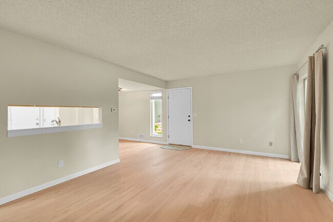 Building Photo - $1,695.00 - $500 OFF FIRST MONTH RENT - 2 ...