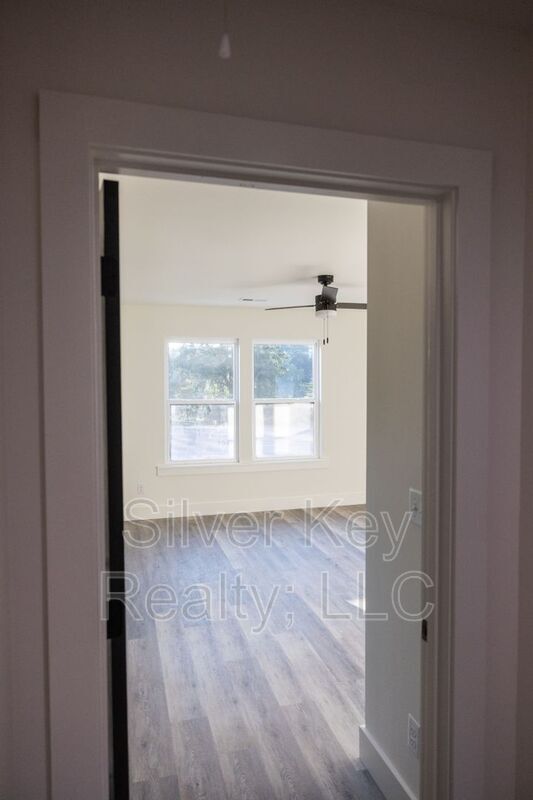 Building Photo - 1985 US-411