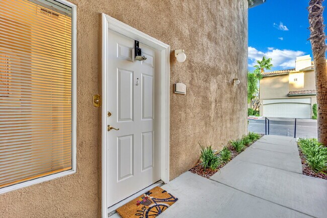 Building Photo - Experience Las Vegas in style and comfort with this beautiful first-floor 3-bedroom condo