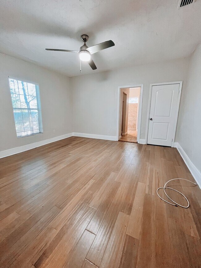 Building Photo - 3/2 Historic Home Available NOW!