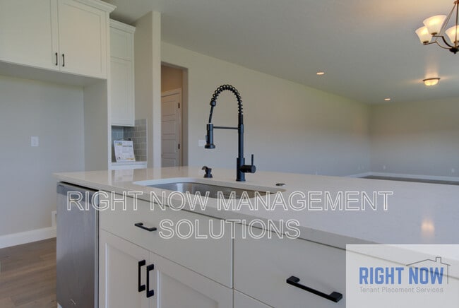 Building Photo - 6132 S Astoria Ave