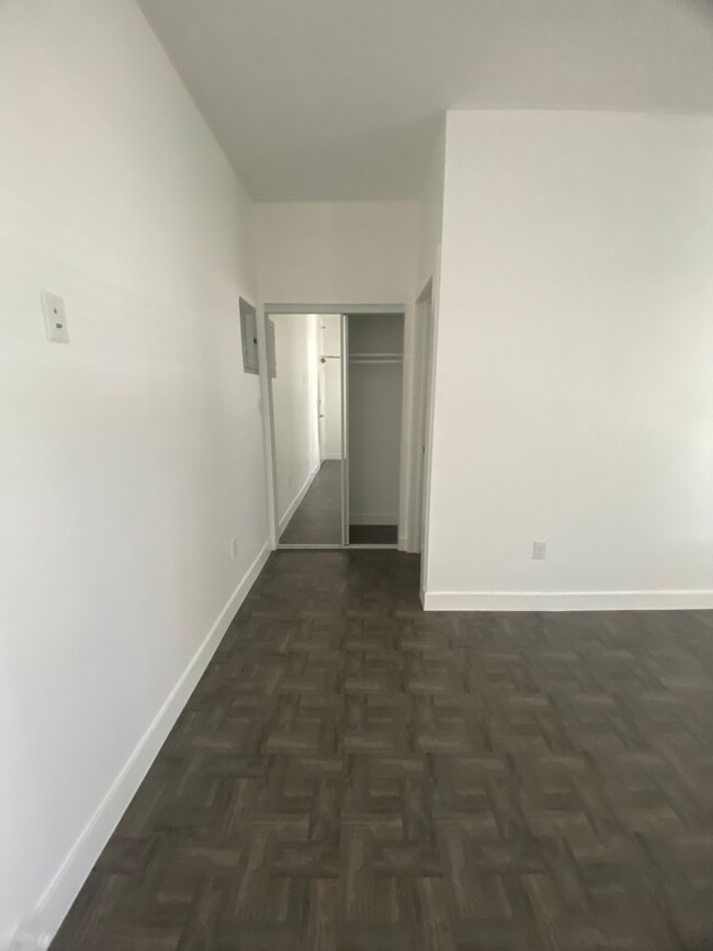 Building Photo - Commonwealth Apartments