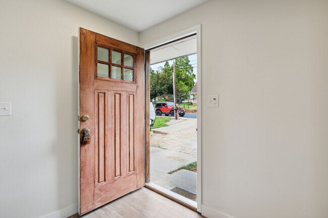 Building Photo - 1421 Spruce Ave