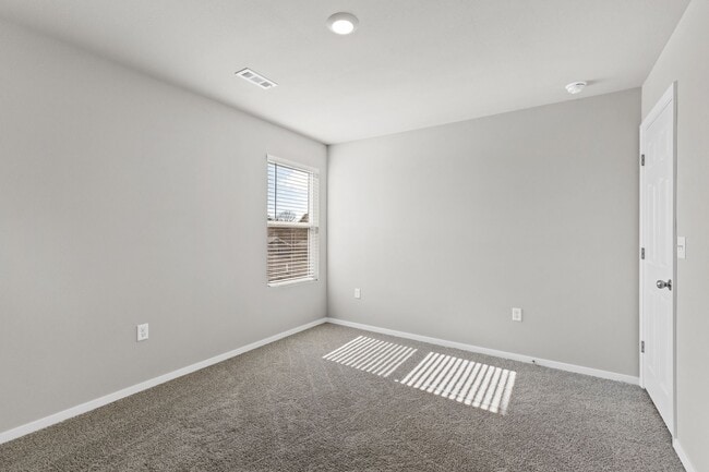 Building Photo - Spacious Home in Fayetteville!