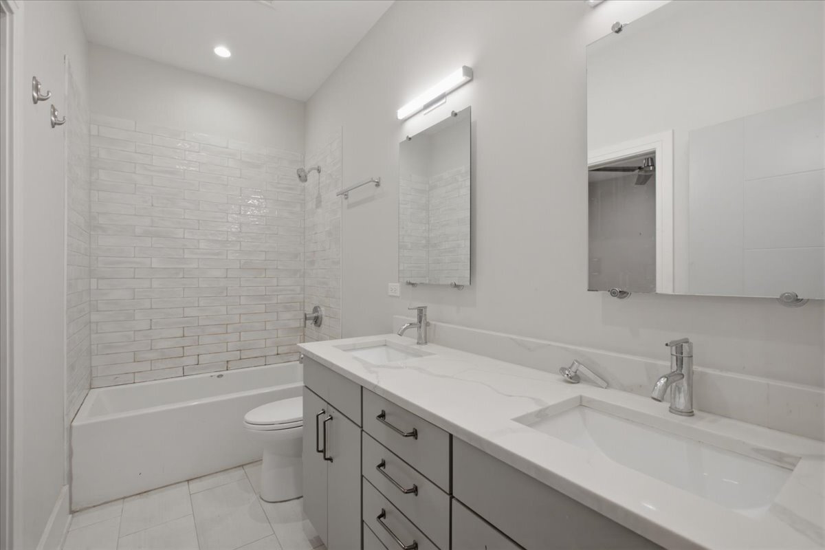 Building Photo - 3049 N Clybourn Ave
