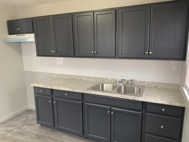 Building Photo - 1600 E Madison St