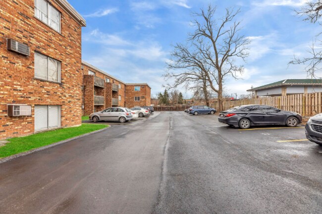 Building Photo - Recently renovated 1-bedroom suite