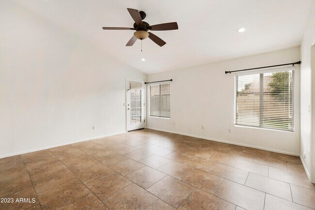 Building Photo - 4611 E Fernwood Ct