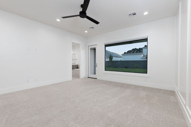 Building Photo - 6 bed / 4 bath / 3 car garage custom home in Pecan Valley