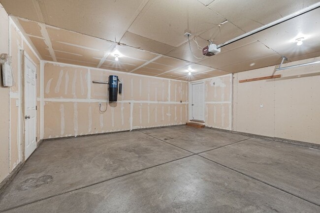 Building Photo - 5 bed 3 bath split level near State Line