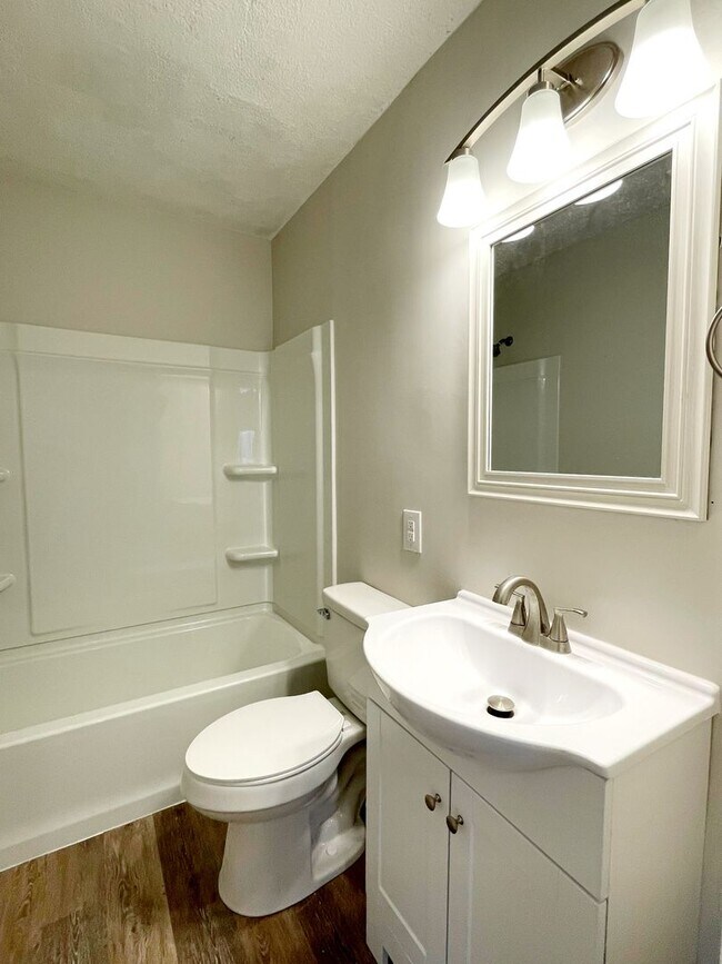 Building Photo - 2 Living Area's & 2 Car Garage - Near MSU, OTC W/ Silver Springs Park in Your Back Yard