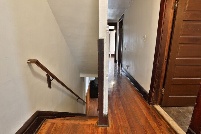 Building Photo - Large 4 Bedroom North Campus Townhouse - 1st house from High Street