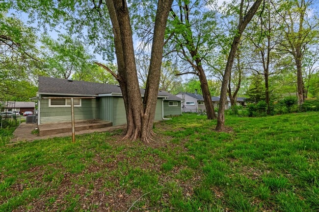 Building Photo - COMING SOON! 5 Bedrooms, 2 Bathrooms in Ka...