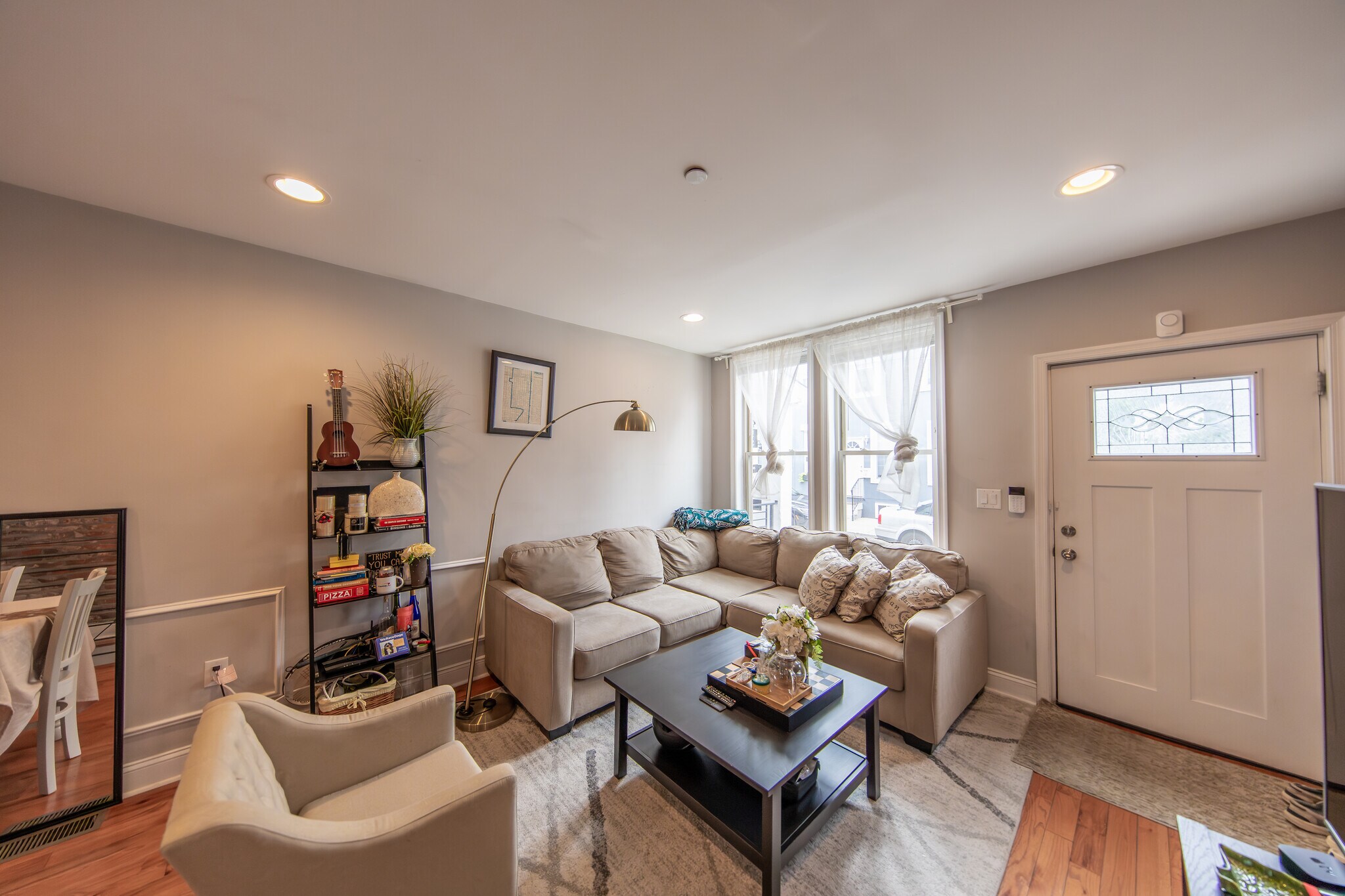 Living room - 2137 Sears St