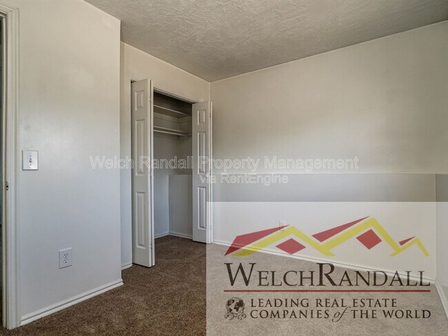 Building Photo - 832 4200 S