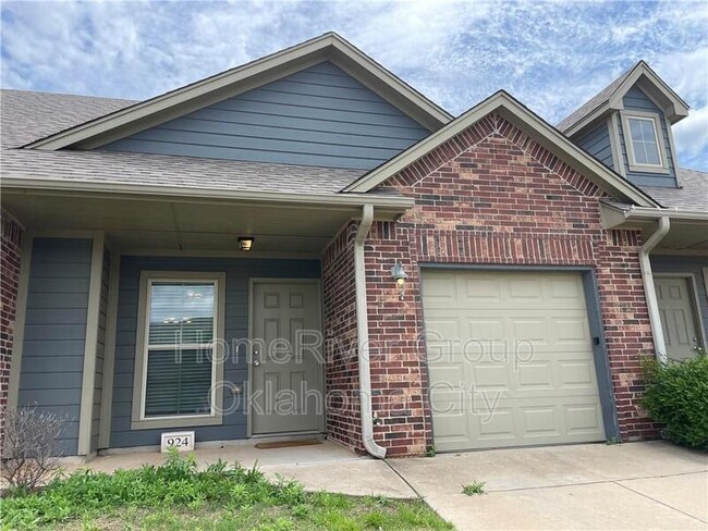 Building Photo - 924 SW 92nd St