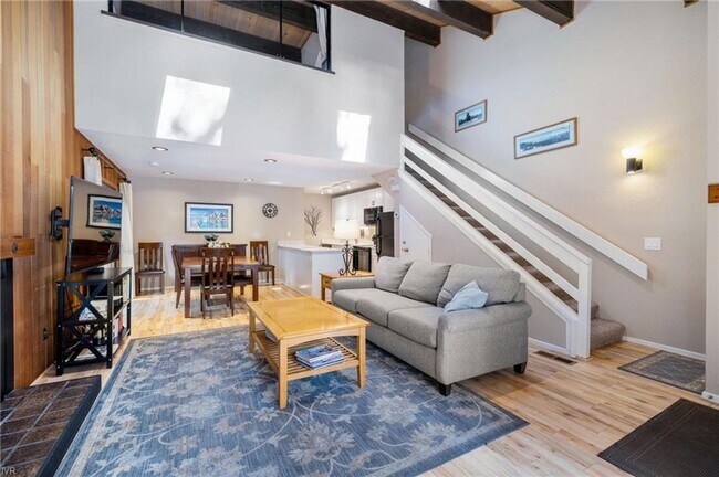 Building Photo - Great location in Incline Village
