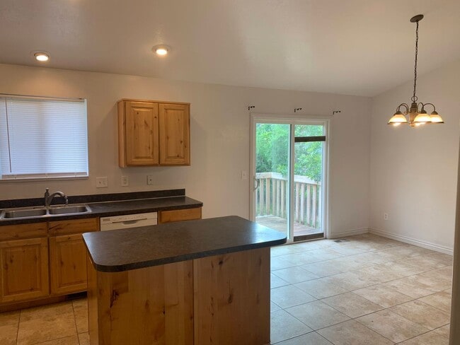 Building Photo - Spacious 5 Bedroom in Roy!