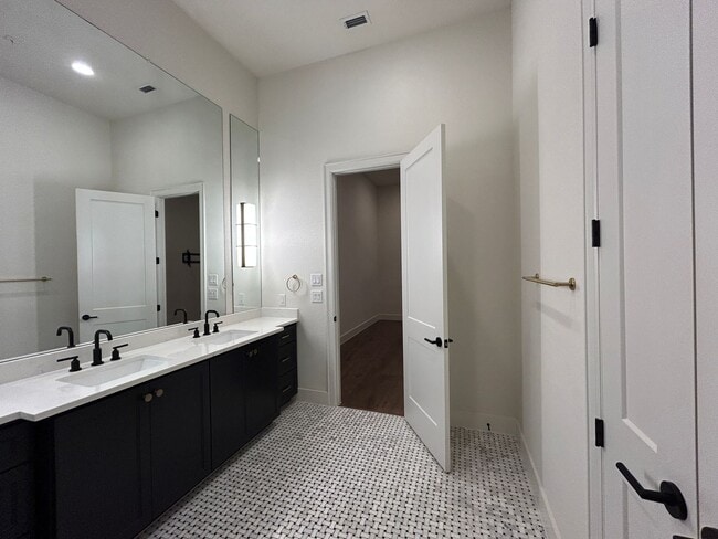 Building Photo - Town Creek CONDO! Large Balcony / Fridge, Washer, Dryer Included / Garage / NBISD