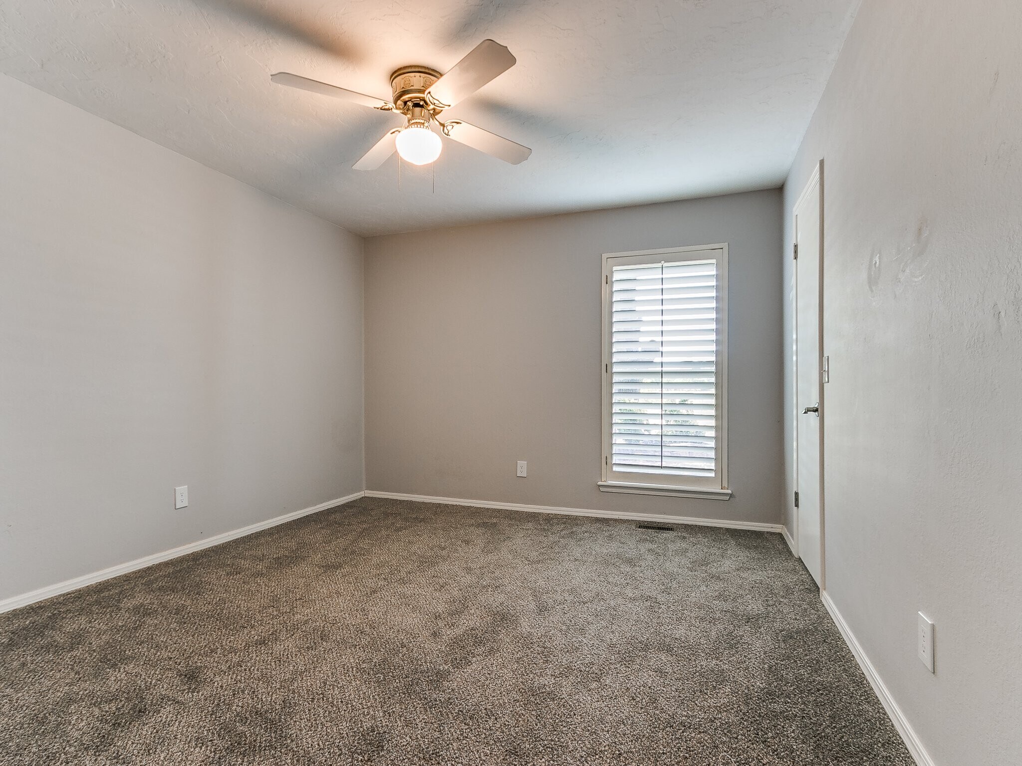 Building Photo - 9906 Mantle Dr