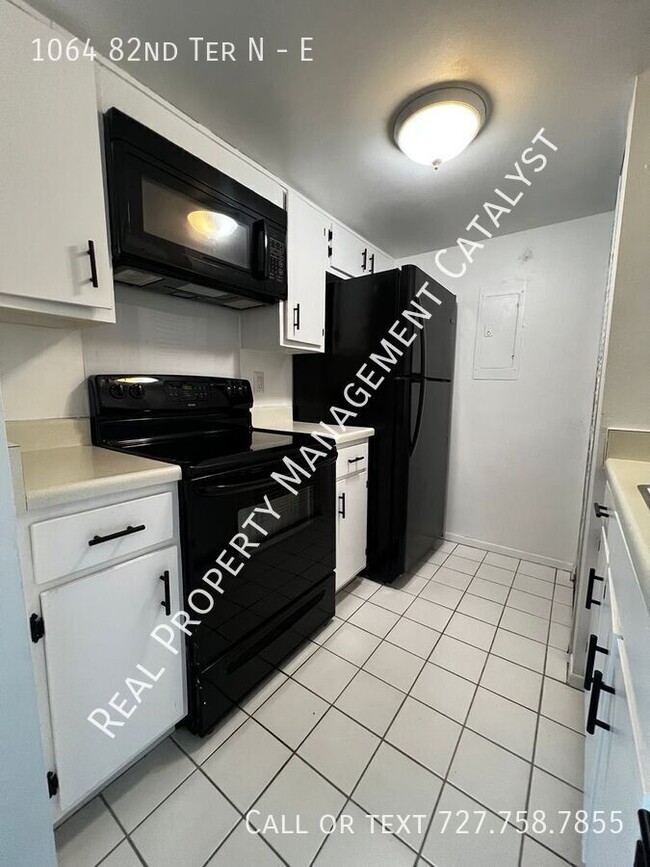 Building Photo - Lovely 1 Bed 1 Bath Condo in St Pete