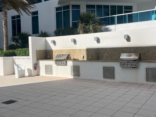 Building Photo - 2751 S Ocean Dr