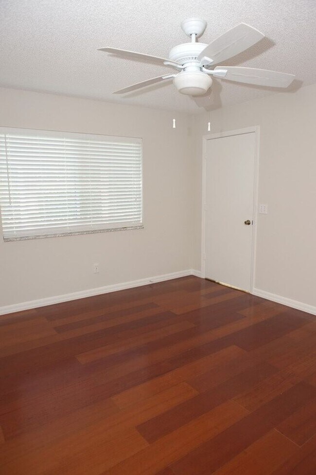 Building Photo - ANNUAL RENTAL - 2 Bedroom, 2 Bath Condo in...