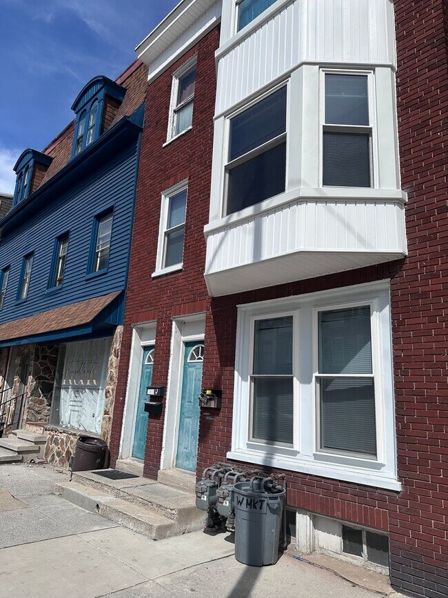 Building Photo - 565 W Market St