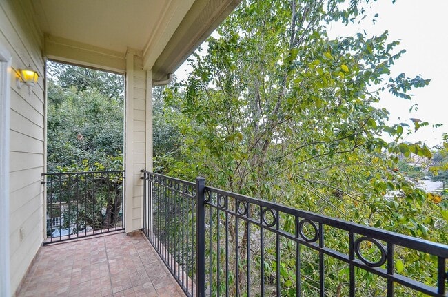 Building Photo - 513 Vincent St