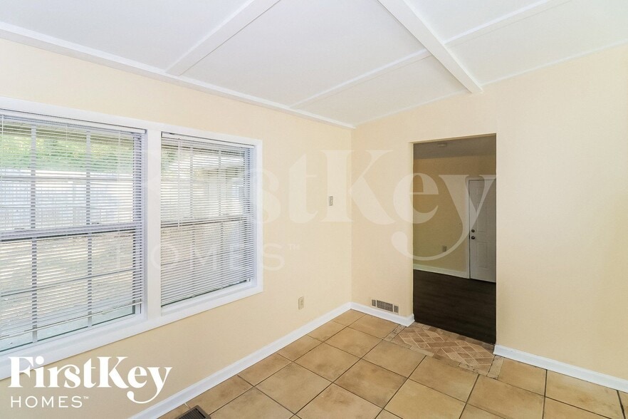 Building Photo - 2450 Rolling View Dr