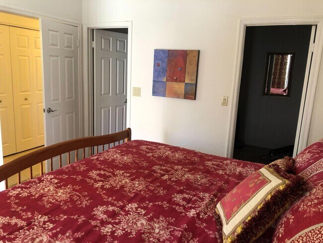 Building Photo - Two bedroom condo