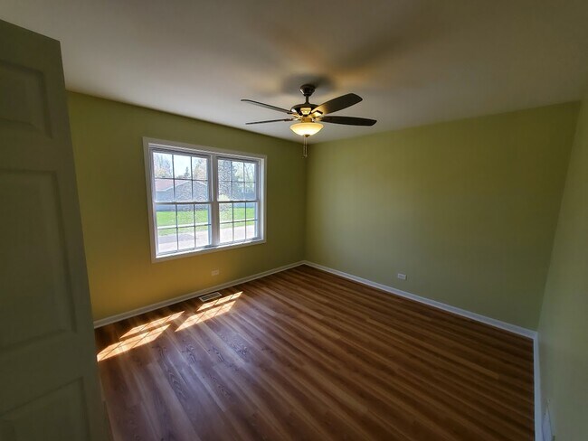 Building Photo - 8 E Harbor Dr