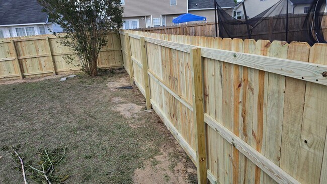 Building Photo - Spacious 3 bedroom with bonus!
