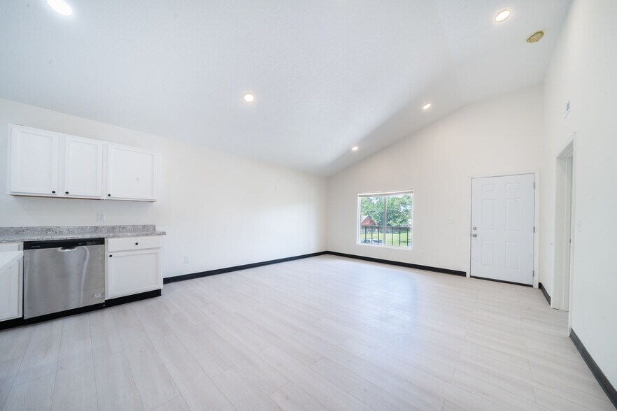 Building Photo - 2935 E Maplewood Dr