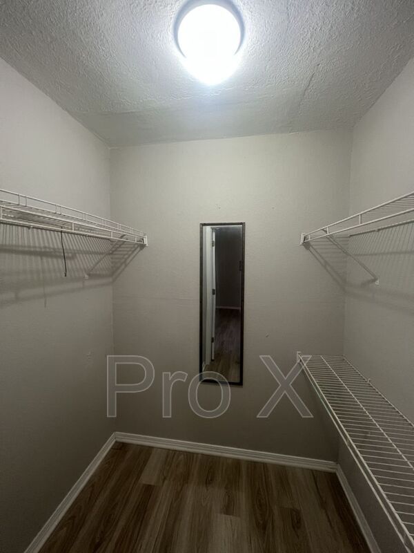 Building Photo - *OR 2216 E 8th St 1-4