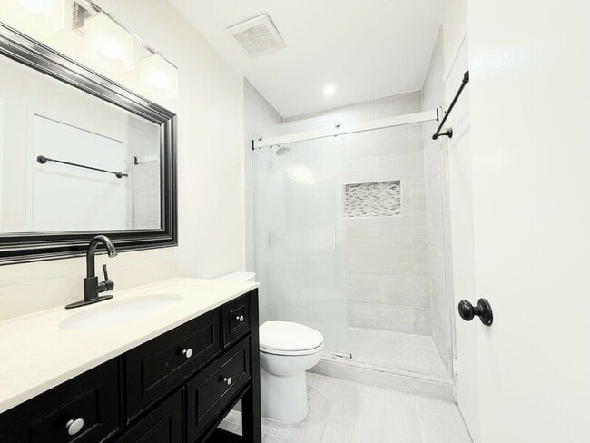 Building Photo - 809 E Acacia Ave