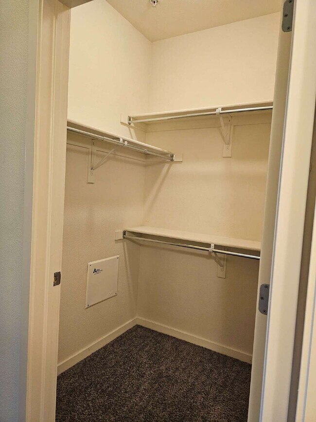 Building Photo - Convenient and Spacious 2BR/2BA in Park Hill of Denver
