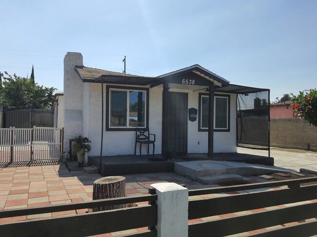 Building Photo - 6538 San Vincente St