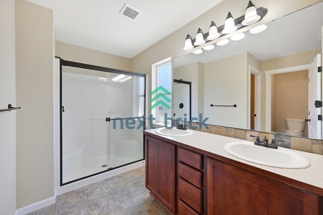 Building Photo - "Charming 3-Bed Oasis with 2.5 Baths in Prime Renton Location - Spacious layout!"