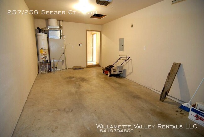 Building Photo - Nice S Salem duplex