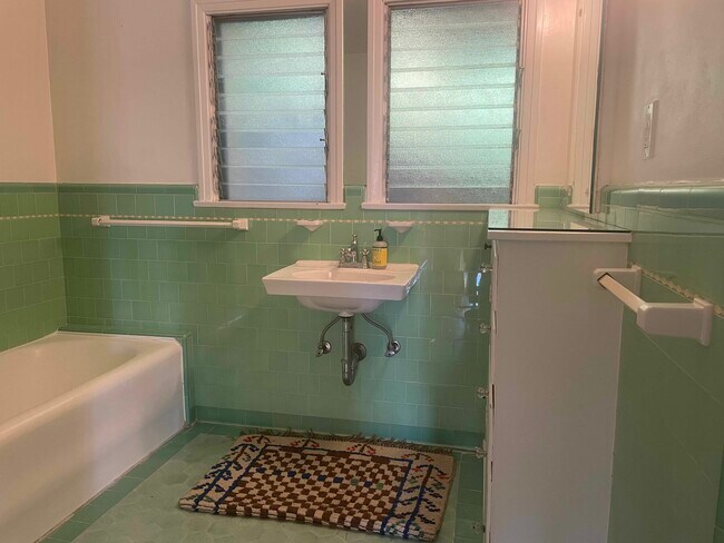 Bathroom - 1521 Portia St