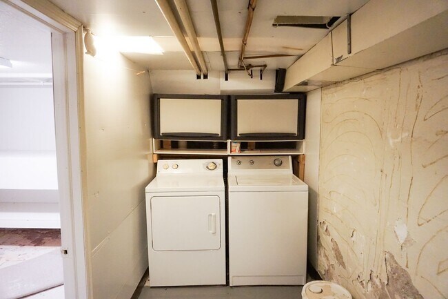 Building Photo - 194 E 4800 S