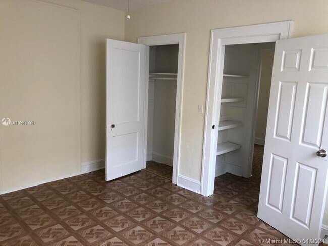 Building Photo - 529 SW 7th Ct