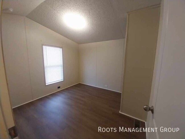 Building Photo - 3 Bed 2 Bath Home Available for Lease at L...