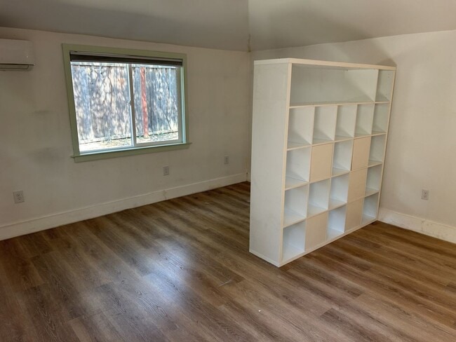 Building Photo - Amazing Super Cute Stand-Alone Studio in B...